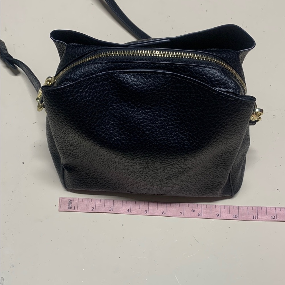 Sleek Black Leather Crossbody Bag with Zipper Closure